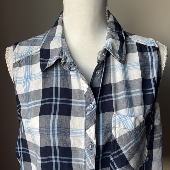 5/$25 My Style Sleeveless Plaid Button Down Shirt - Picture 4 of 9